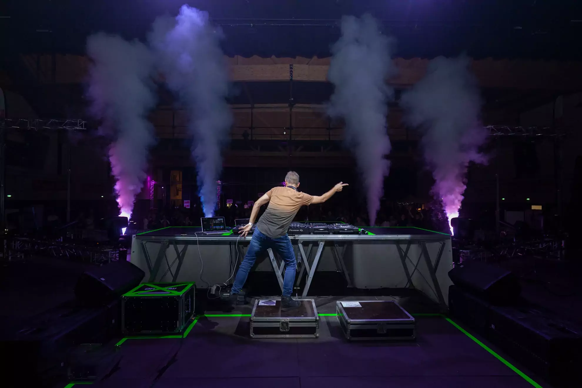 chris aeson dj pour festival